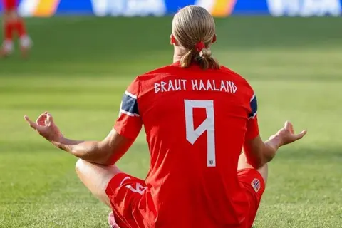 اسم الأم يلمع في كأس العالم.. هالاند يفتتح المونديال برسالة مؤثرة وفوز كبير